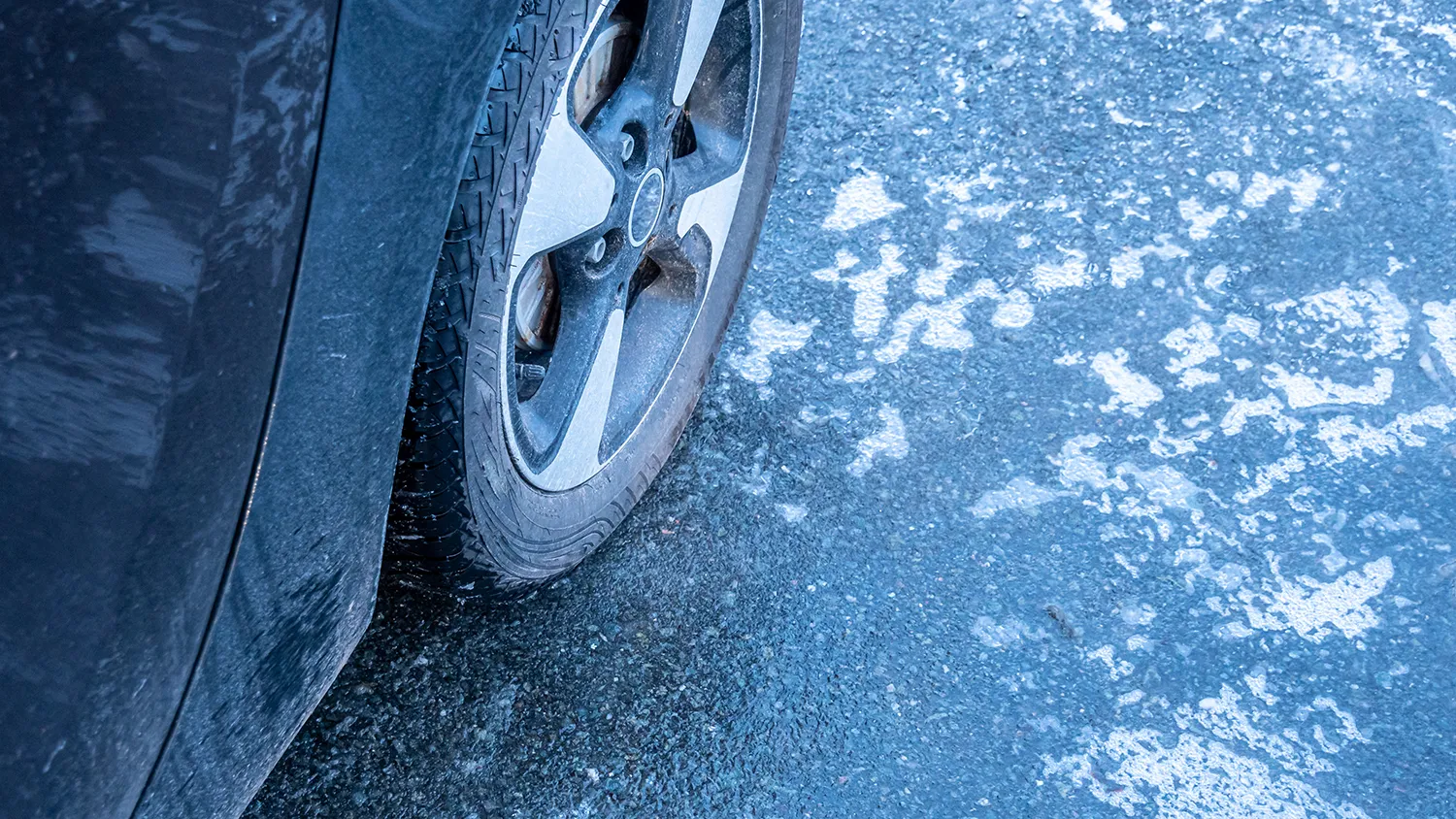 Тормозной путь увеличится в 8 раз: Водителей предупредили о коварстве ледяной корки на дорогах