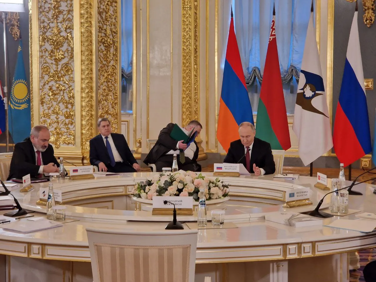 Life.ru снял, как лидеры стран ЕАЭС прибыли на юбилейный саммит в Кремле