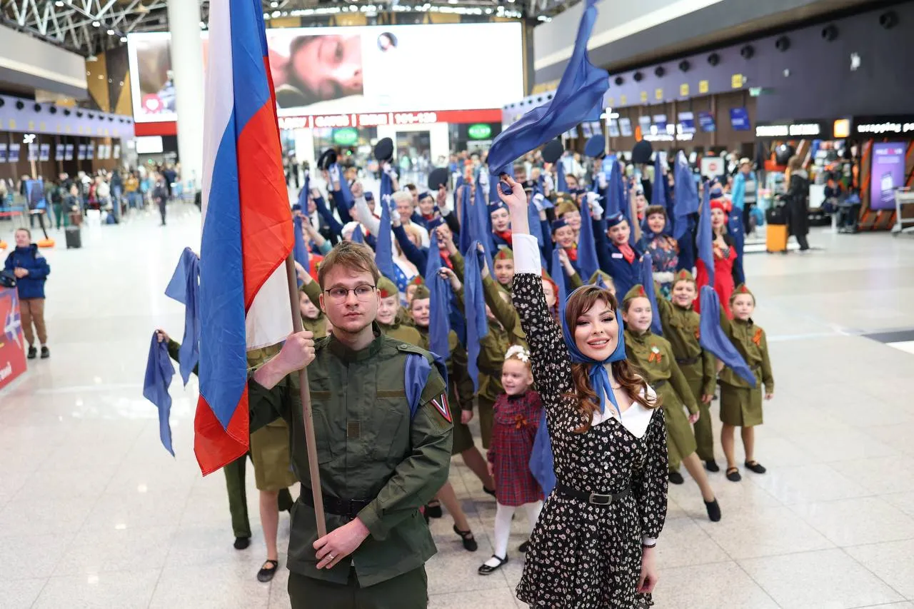 Флешмоб Синий платочек Победы состоялся в аэропорту Шереметьево