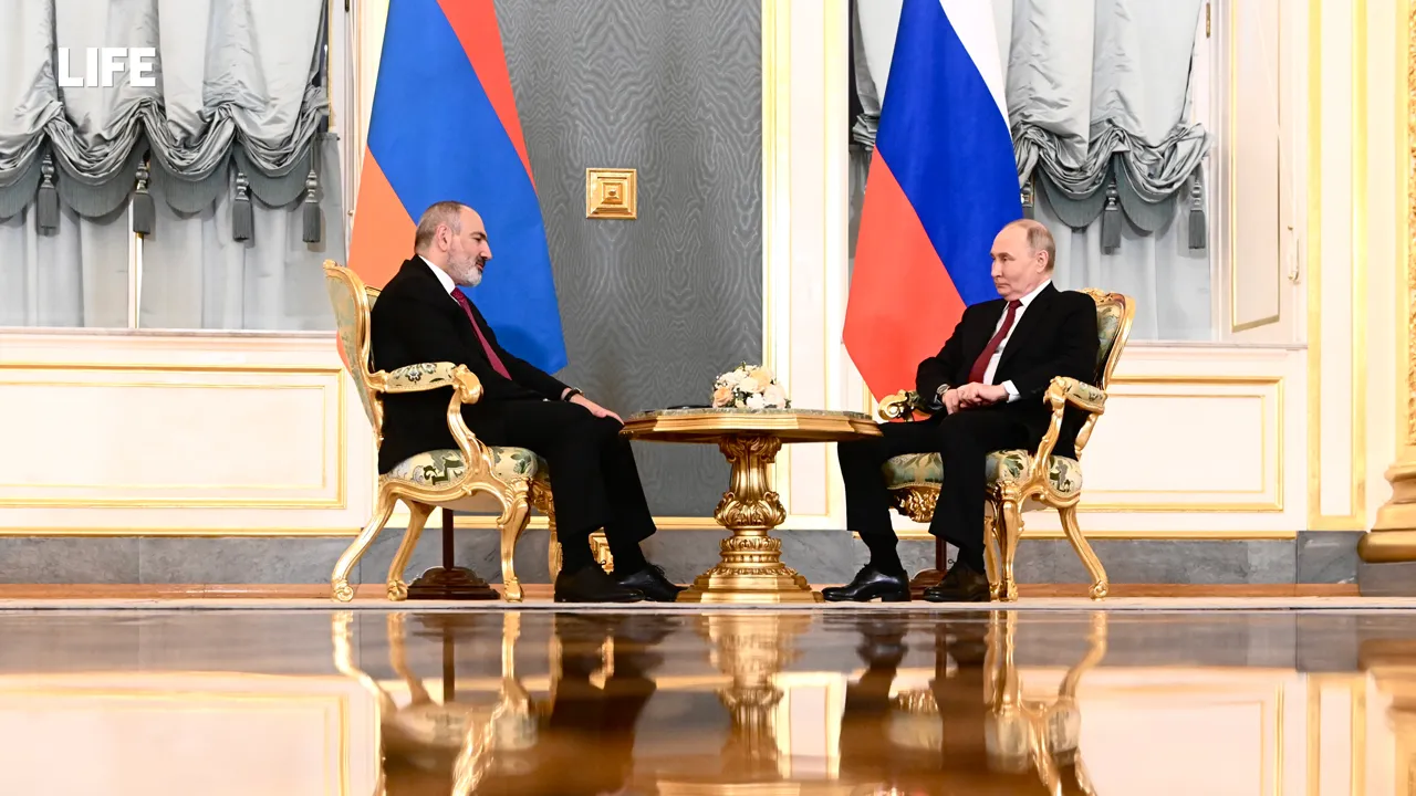 Путин на встрече с Пашиняном предложил обсудить весь комплекс отношений