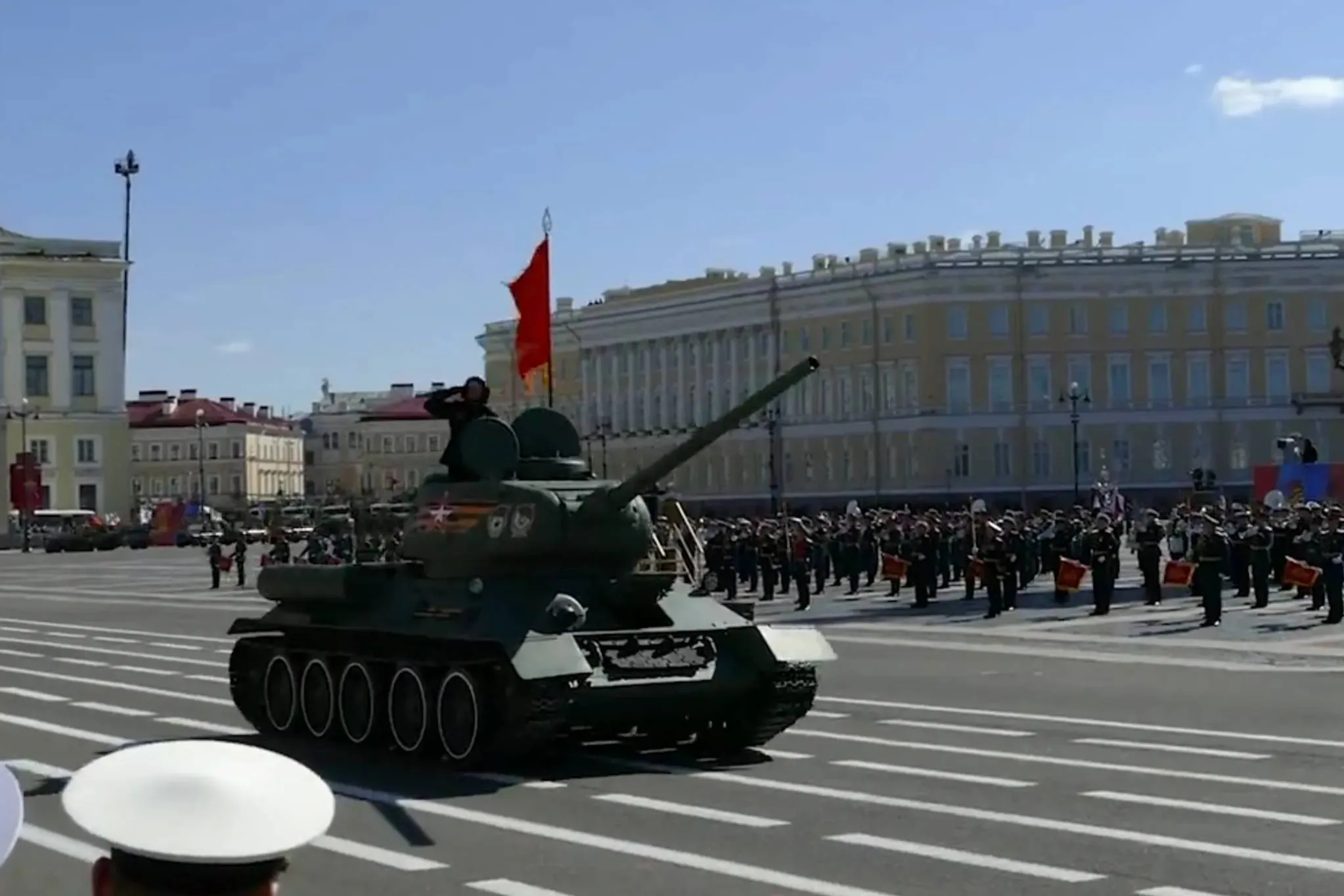 Парад Победы состоялся на Дворцовой площади в Петербурге