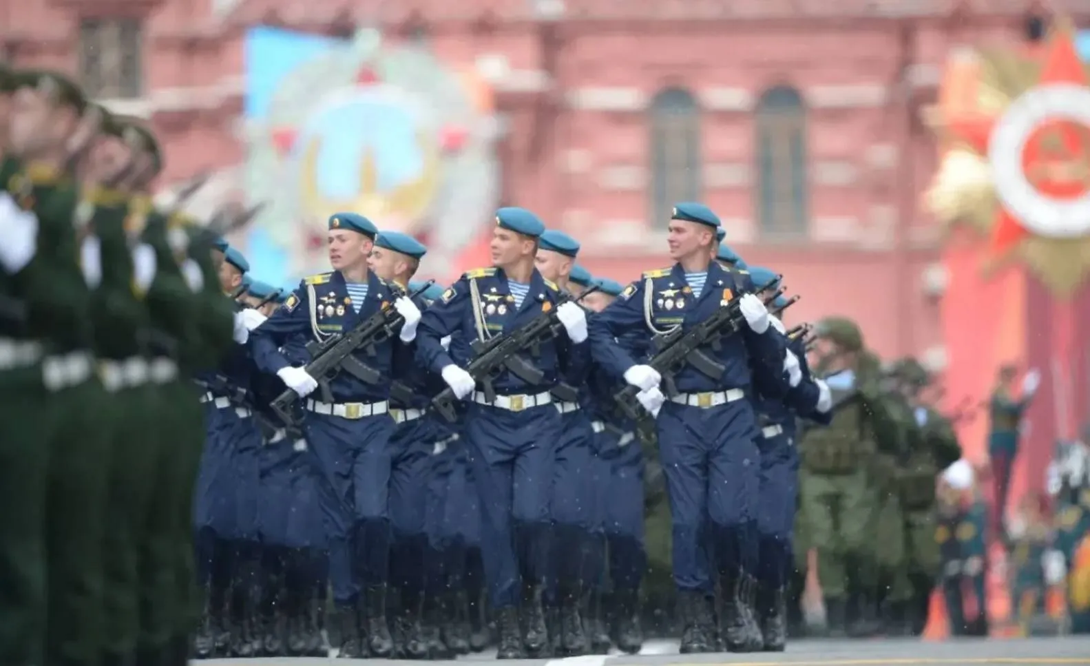 Десантники во время Парада Победы на Красной площади прокричали: "За Донбасс!"