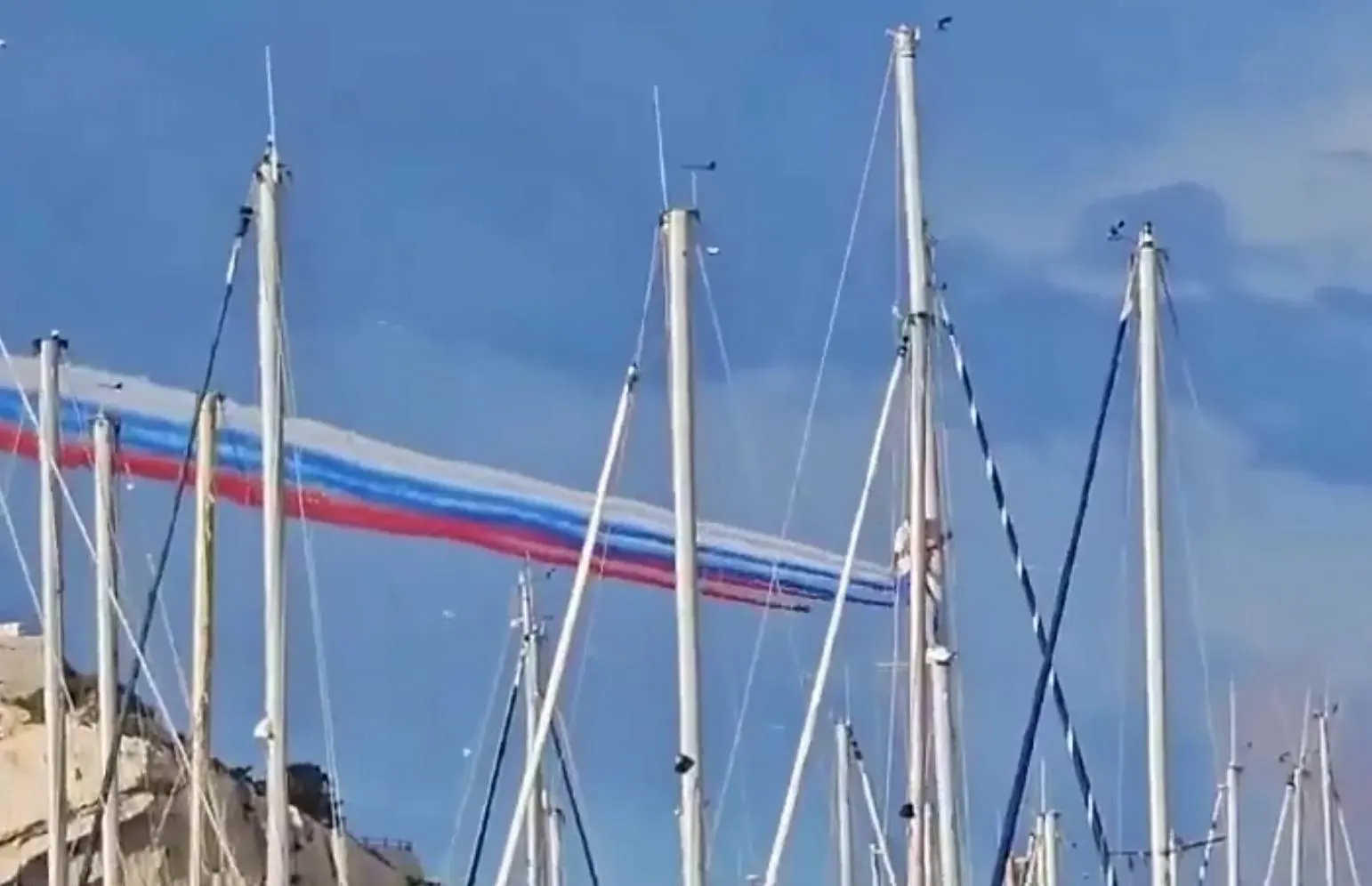"Лицо Макрона представили?": Элитные пилоты ВВС Франции "нарисовали" флаг РФ в День Победы