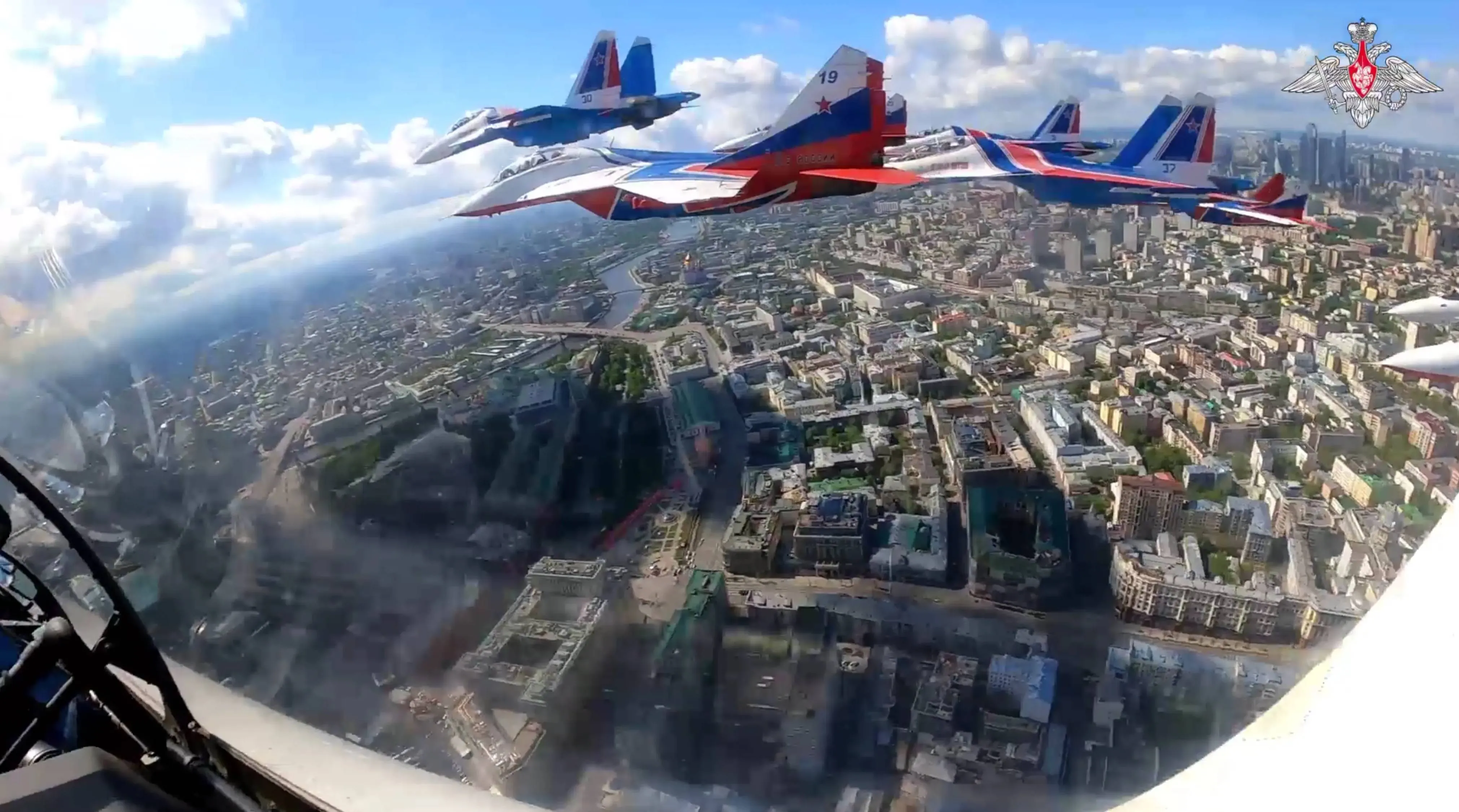 Минобороны показало, как выглядел Парад Победы в Москве из кабины истребителя