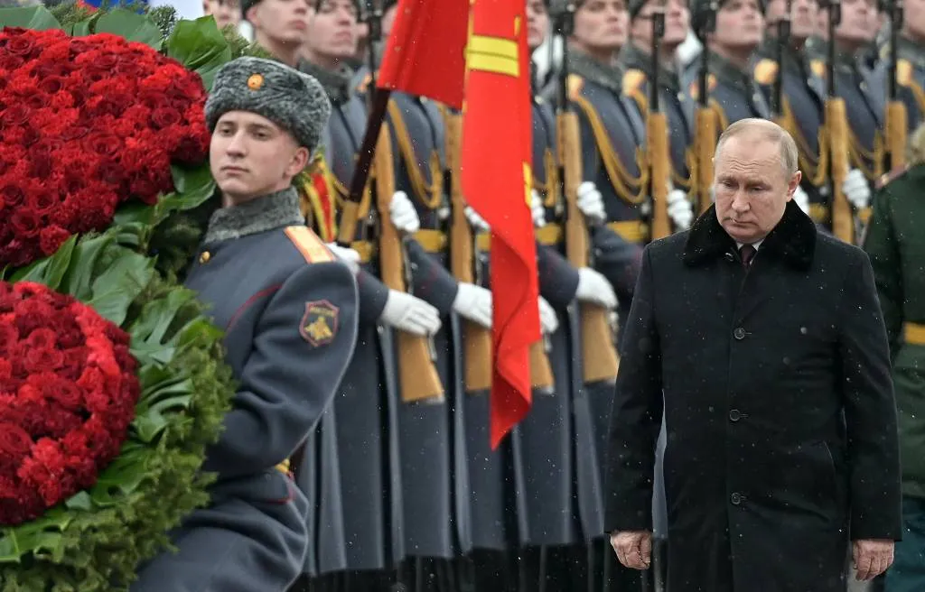 Путин и зарубежные лидеры возложили цветы к Могиле Неизвестного солдата