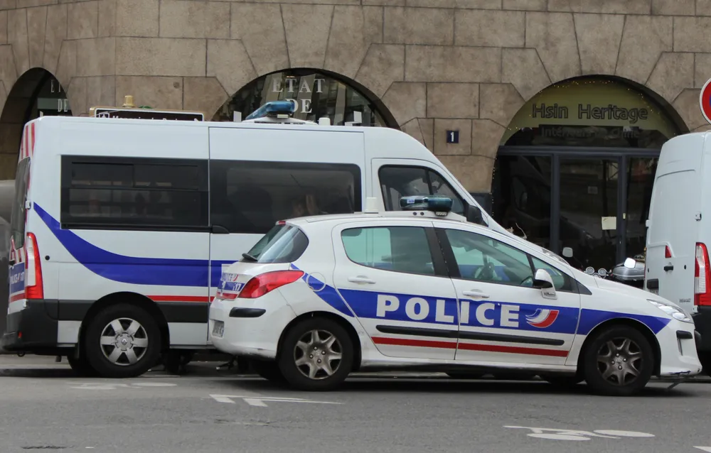 В Париже нарушитель открыл стрельбу в полицейском участке