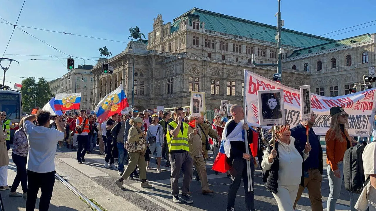 В Вене провокаторы с флагами Украины хотели помешать шествию Бессмертного полка