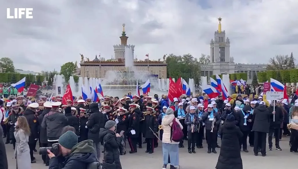 На выставке "Россия" прошли торжественные линейка и шествие в честь Дня Победы