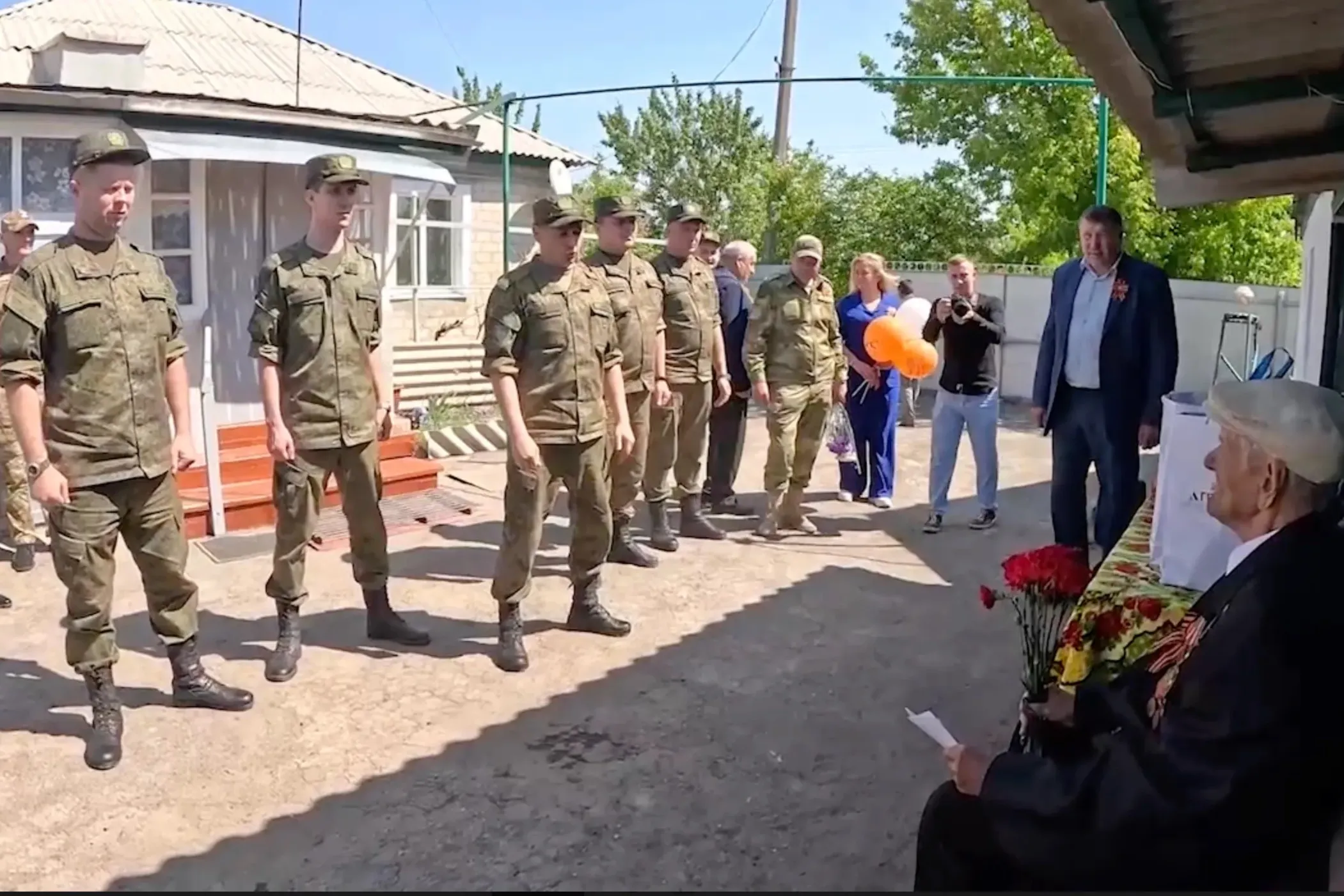 В День Победы российские военные выступили с концертом для ветерана ВОВ в ЛНР