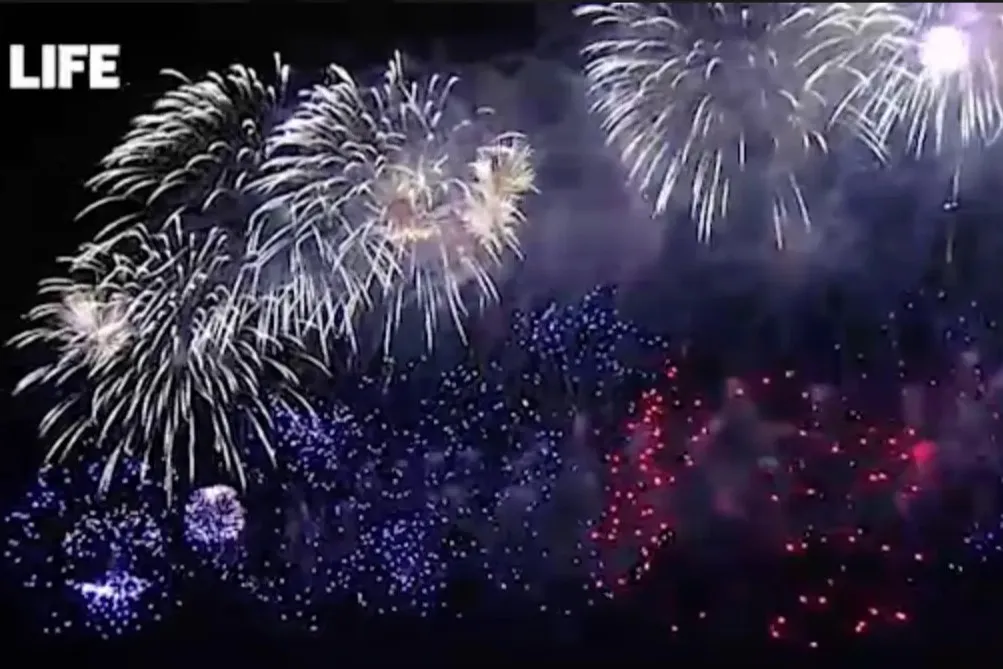 Залпы в честь Великой Победы: Вечернее небо над Москвой озарил праздничный салют