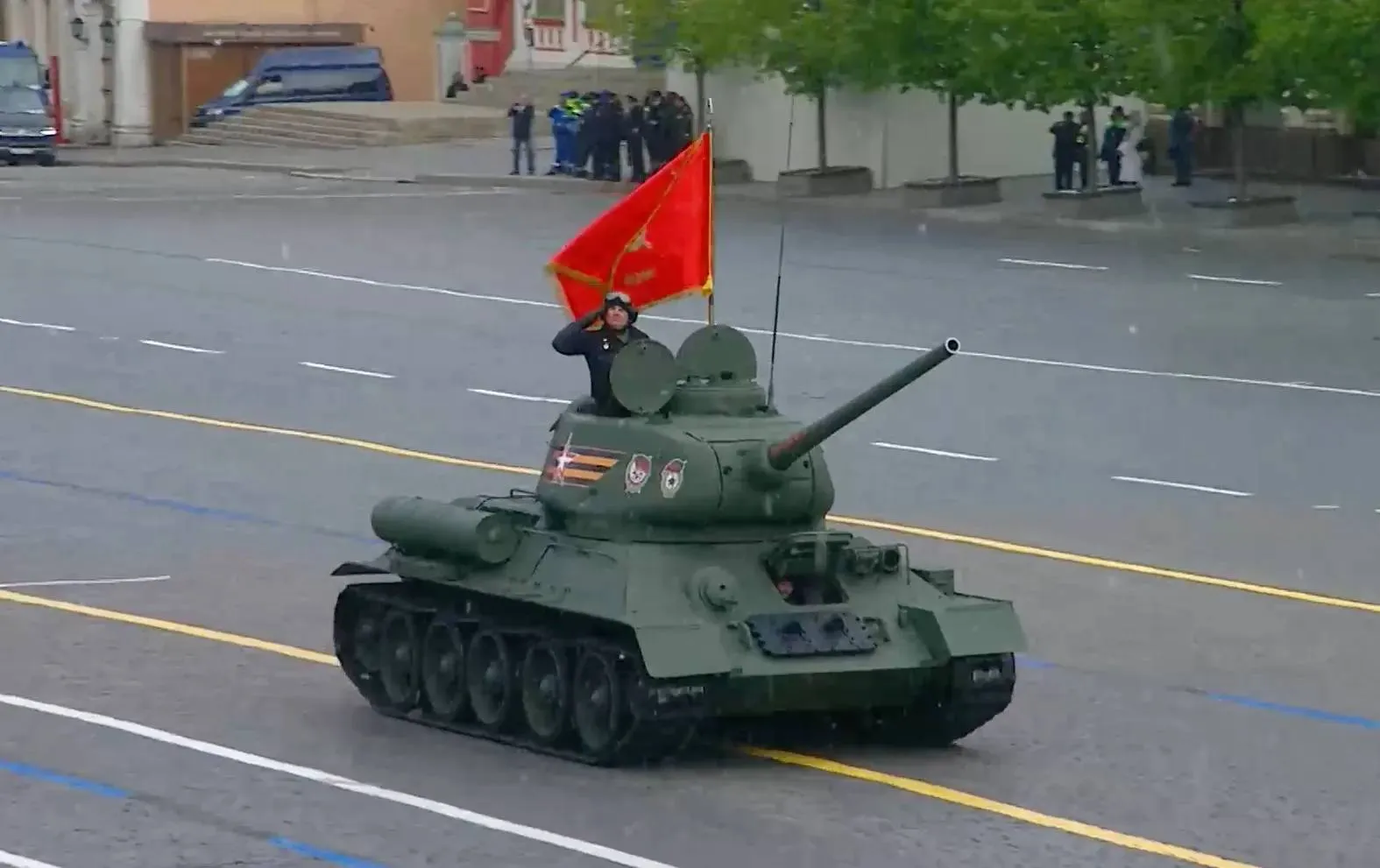 По Красной площади прошла военная техника во главе с легендарным Т-34