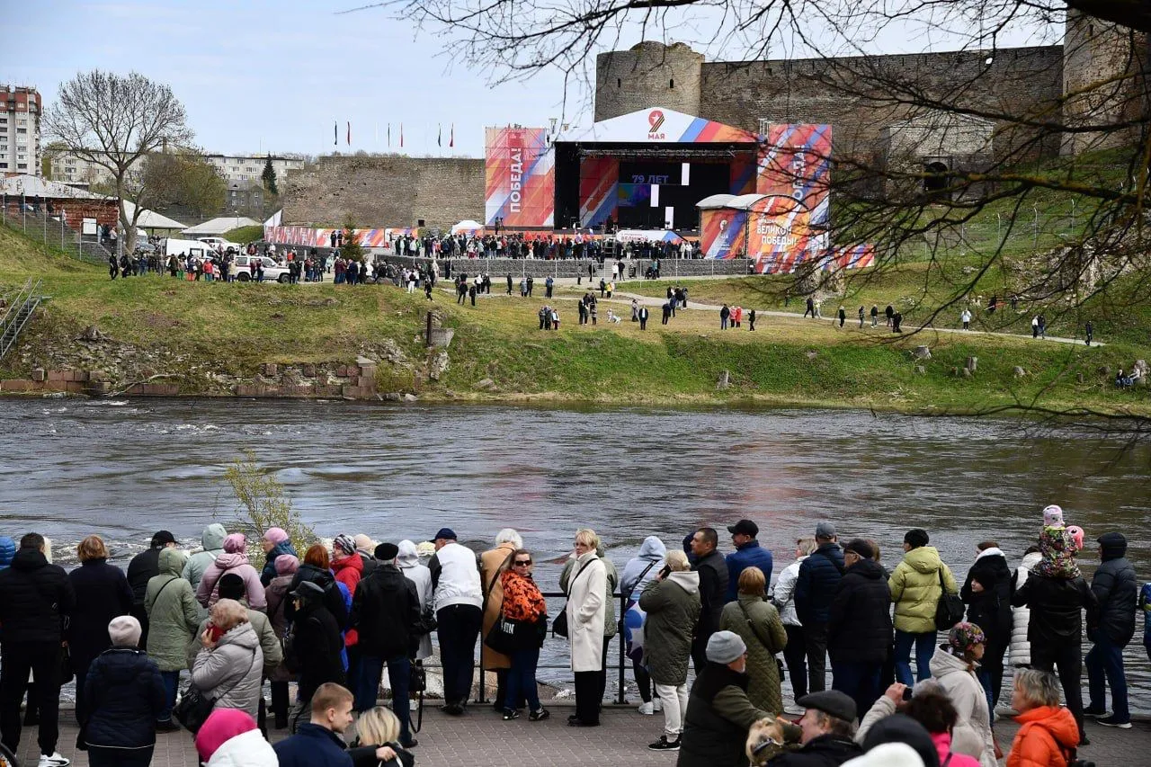 Жители эстонской Нарвы пришли к границе с РФ посмотреть концерт ко Дню Победы