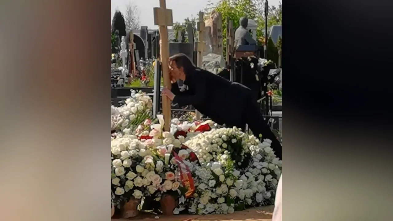 Чернышёв поцеловал крест на могиле Заворотнюк