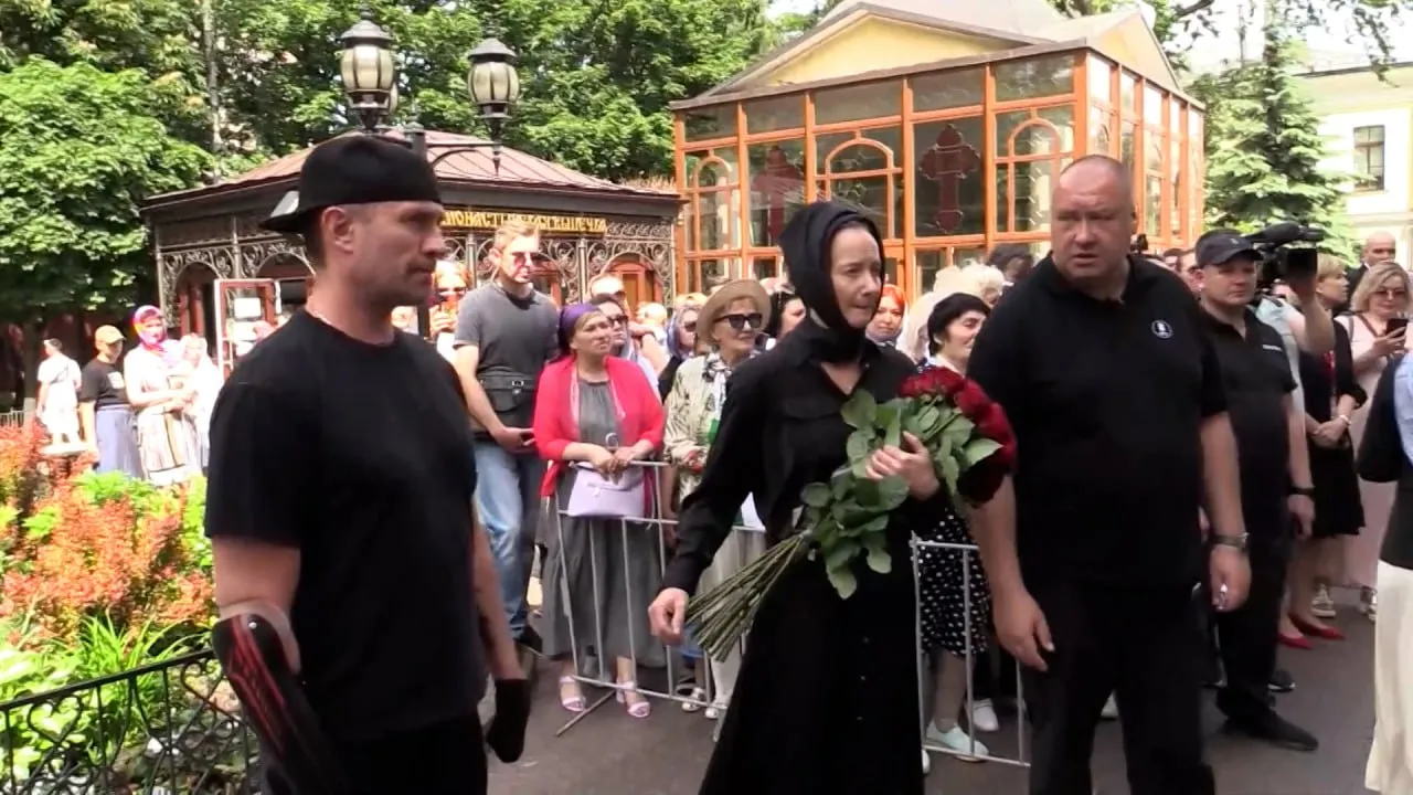 Костомаров с супругой приехали проститься с Заворотнюк в Покровский монастырь