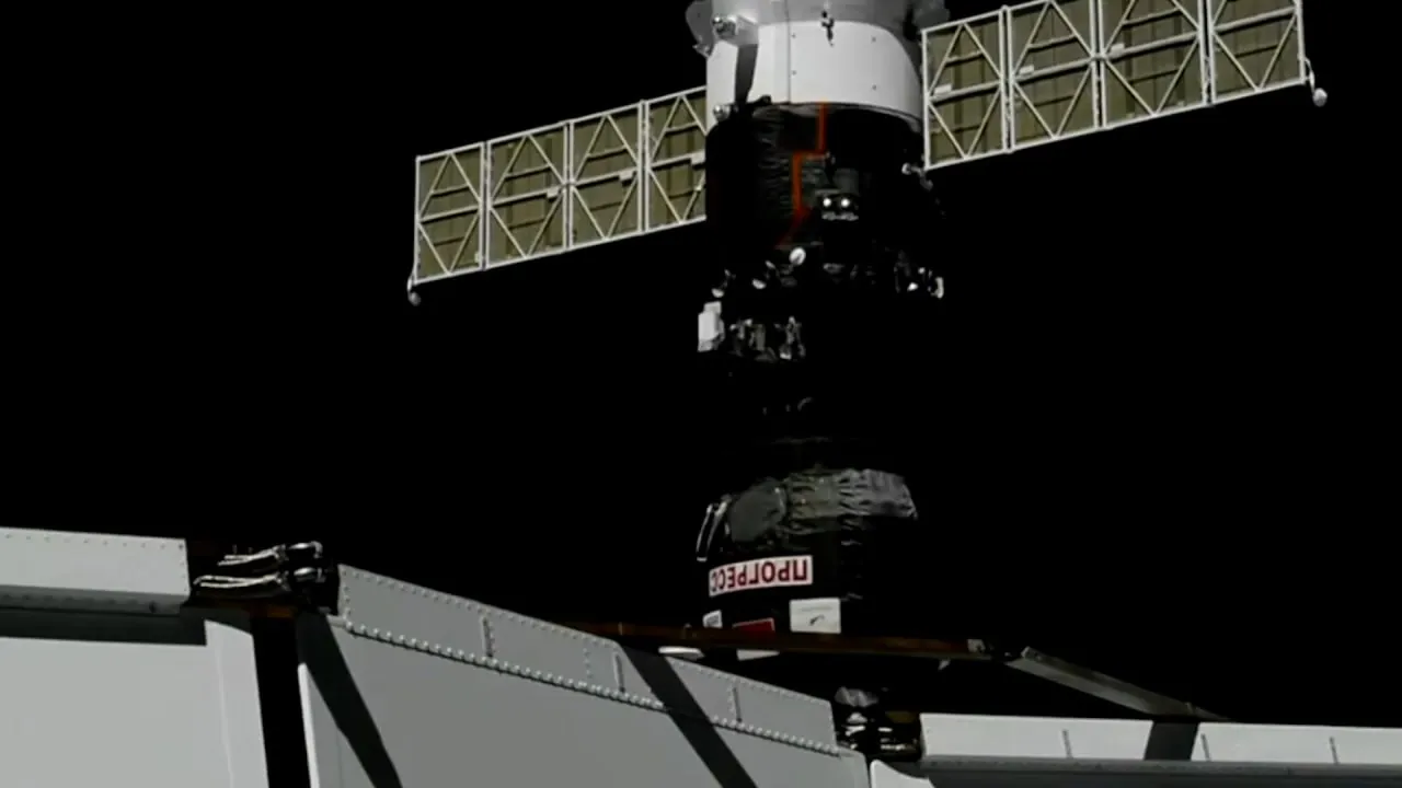 "Прогресс МС-27" с научным оборудованием и подарками причалил к МКС