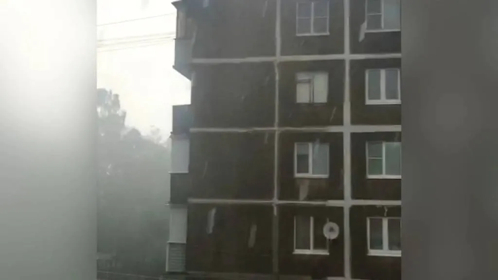 Крышесносный ураган с градом обрушился на Серпухов