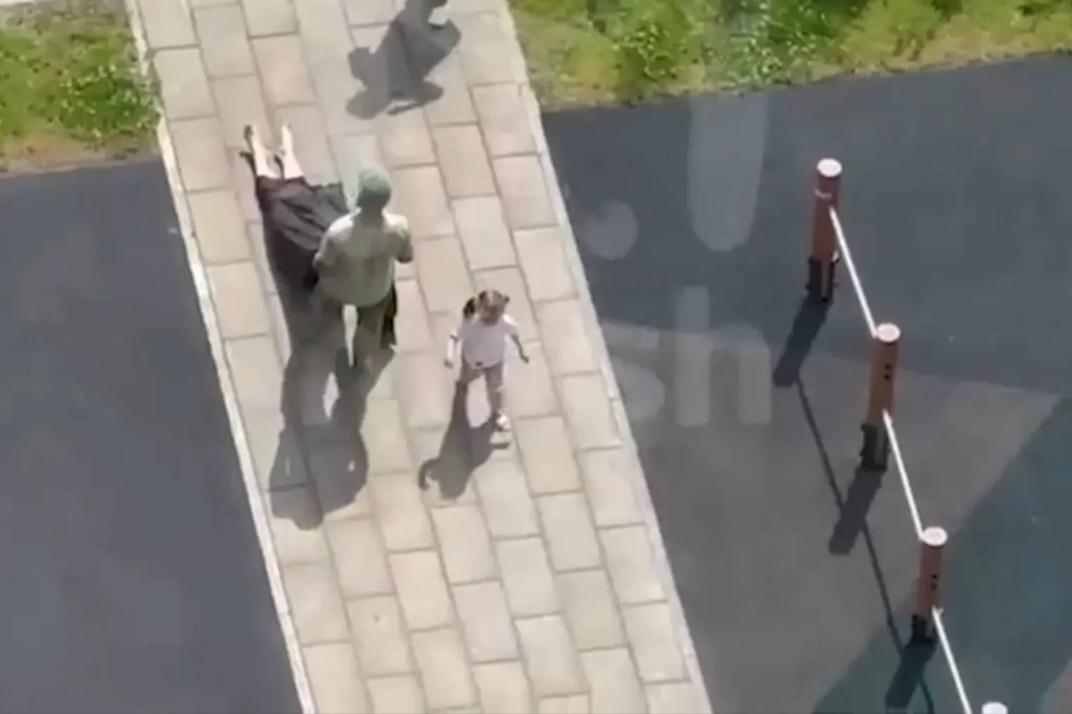 Неадекват попытался задушить женщину при ребёнке прямо на детской площадке в Подмосковье