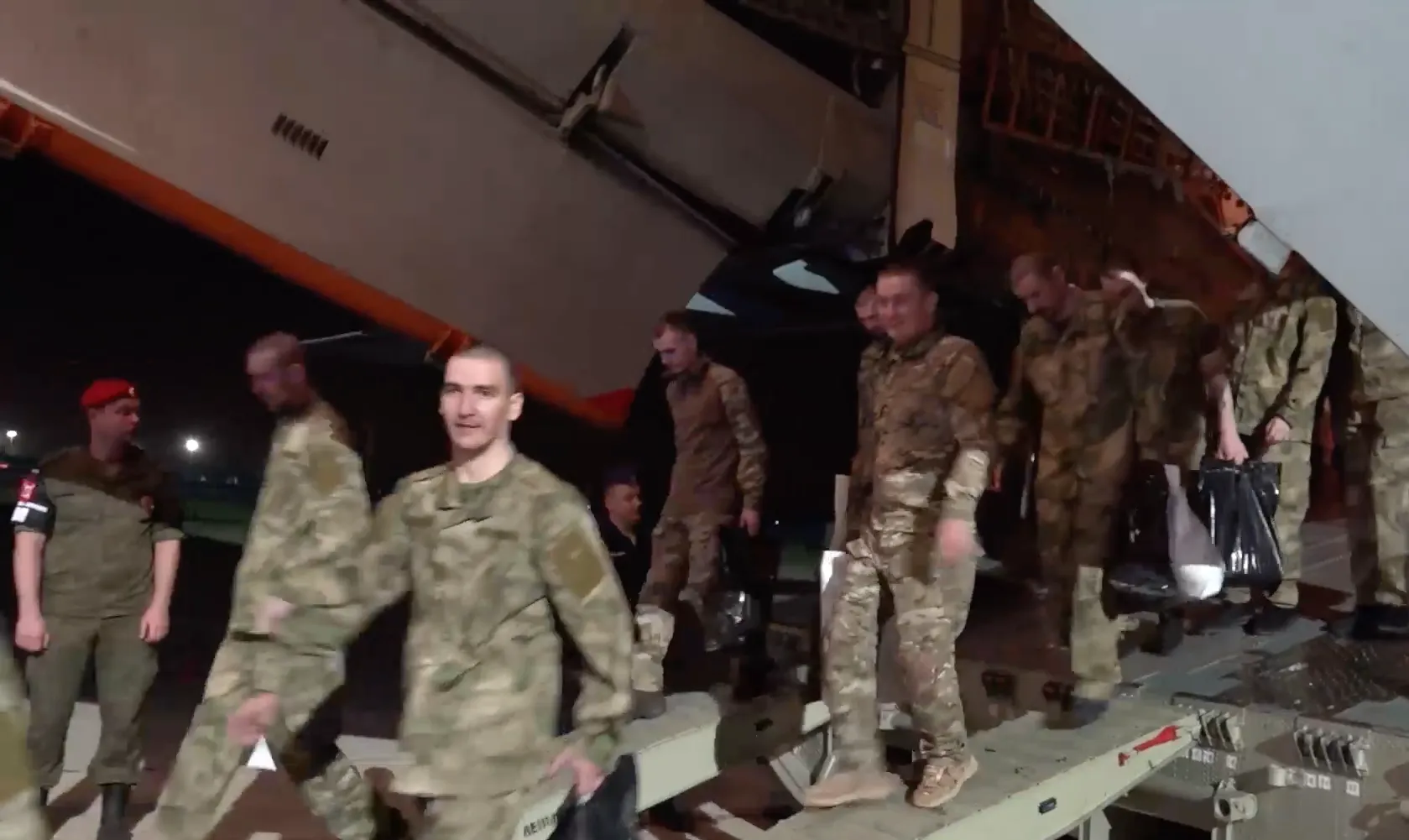 "Любимые, мы дома!": Освобождённых из украинского плена бойцов ВС РФ самолётами доставили в Москву
