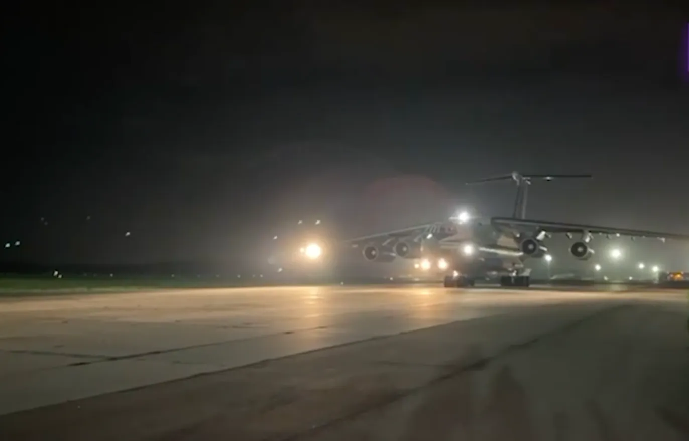 Самолёт с освобождёнными из плена военными ВС РФ приземлился в России