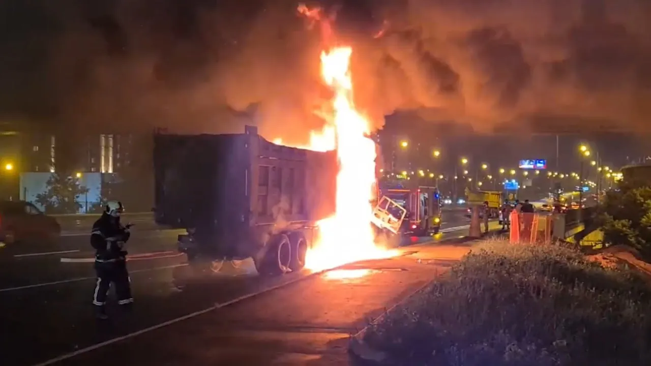 На Каширском шоссе в Москве загорелся грузовик