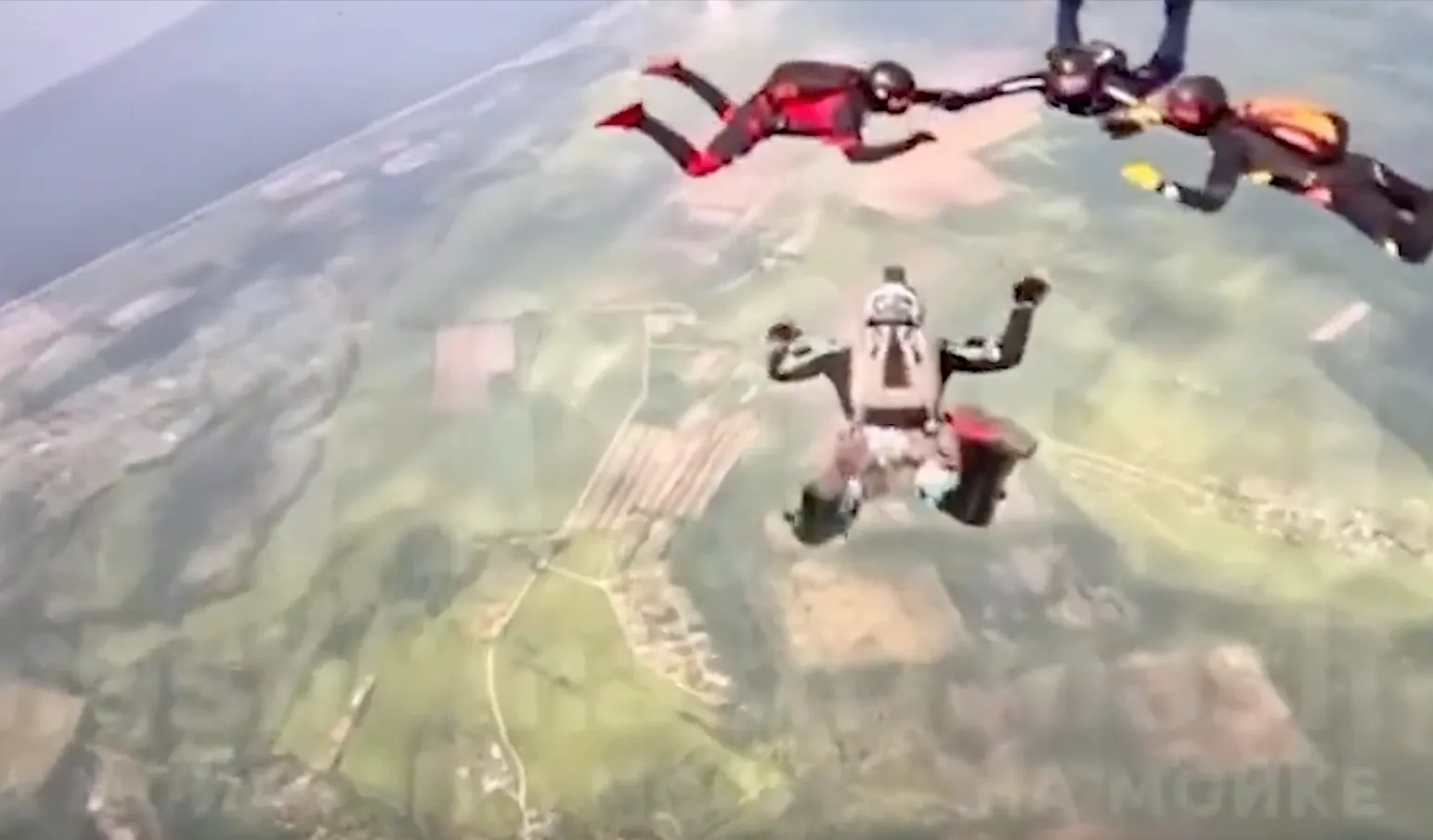 Последняя минута смертельного прыжка парашютиста из Ленобласти попала на видео
