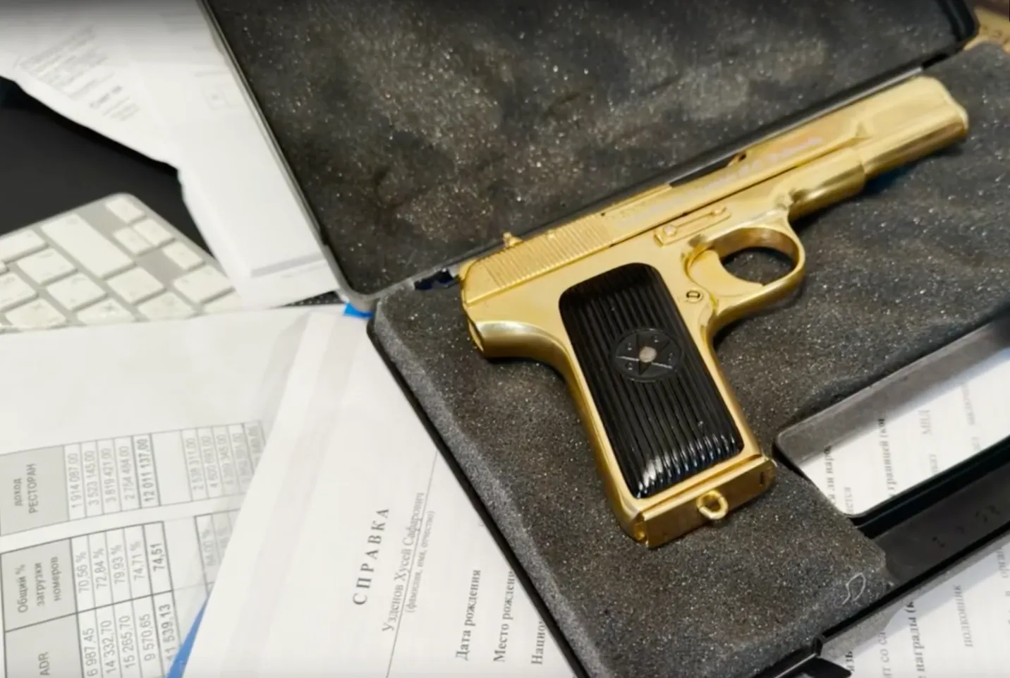 ФСБ нашла золотой пистолет, часы и машины у задержанной в КЧР банды чиновников