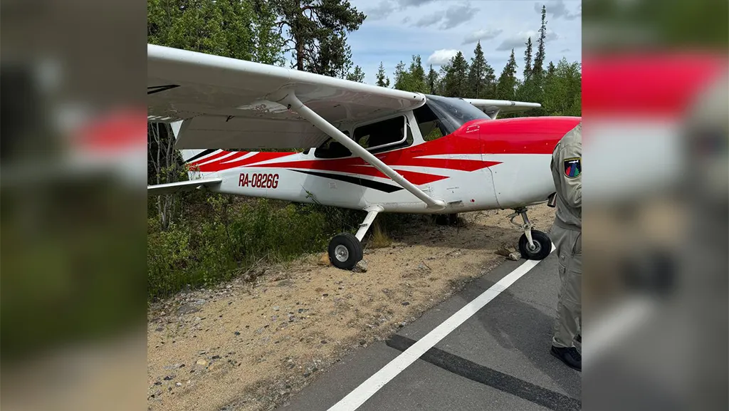 Легкомоторный самолёт вынужденно сел на трассе в Мурманской области