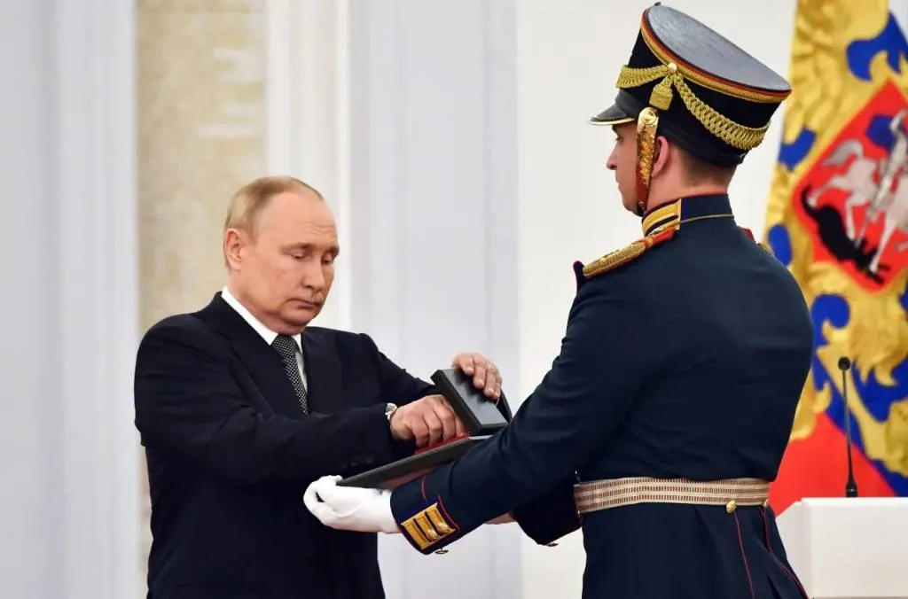 Путин в День России наградит Героев Труда золотыми медалями