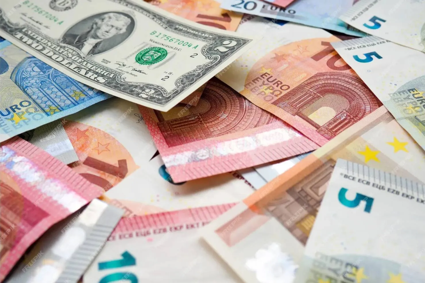 Подпавшая под санкции США Мосбиржа объявила об остановке торгов долларами и евро
