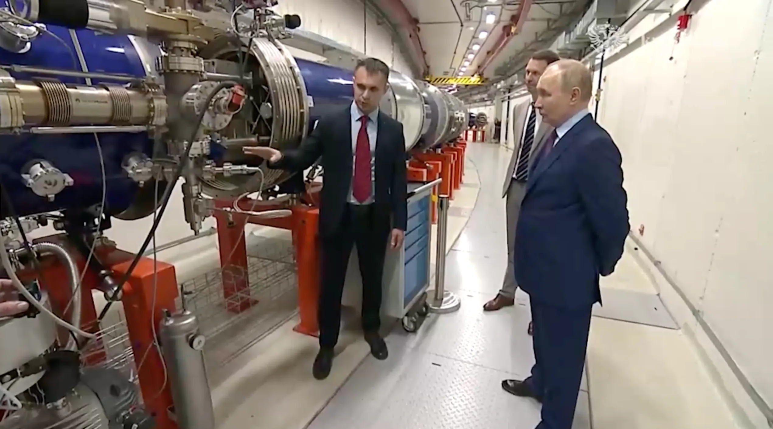 Путин осмотрел ускорительный коллайдер NICA в подмосковной Дубне