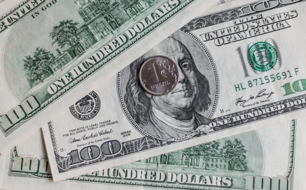 Экономисты объяснили, что будет с долларом после санкций США и стоит ли 