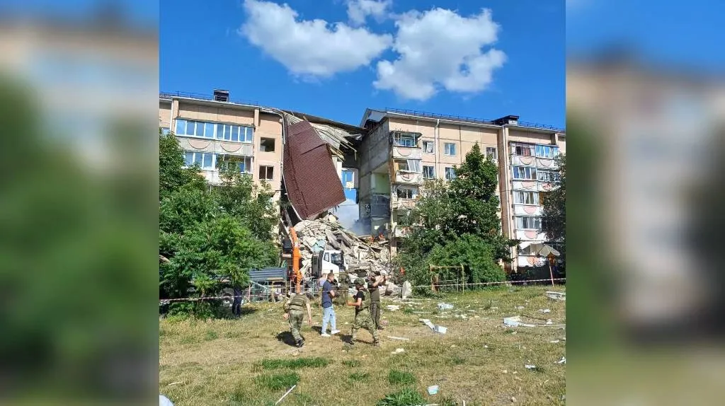 Двух жителей Шебекина достали из-под завалов обрушившегося подъезда многоэтажки