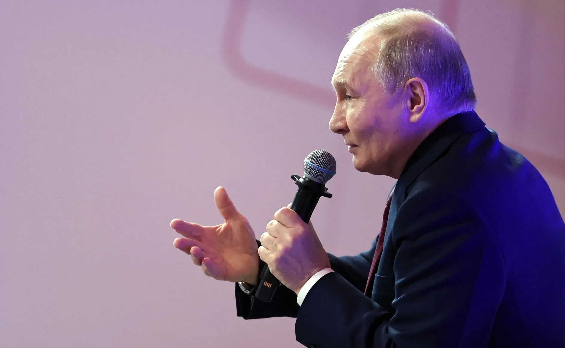 Путин назвал средний возраст командующих в ВС России