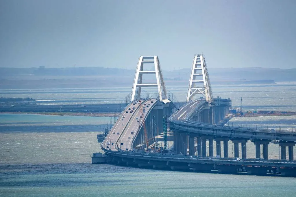 У Крымского моста образовалась огромная пробка
