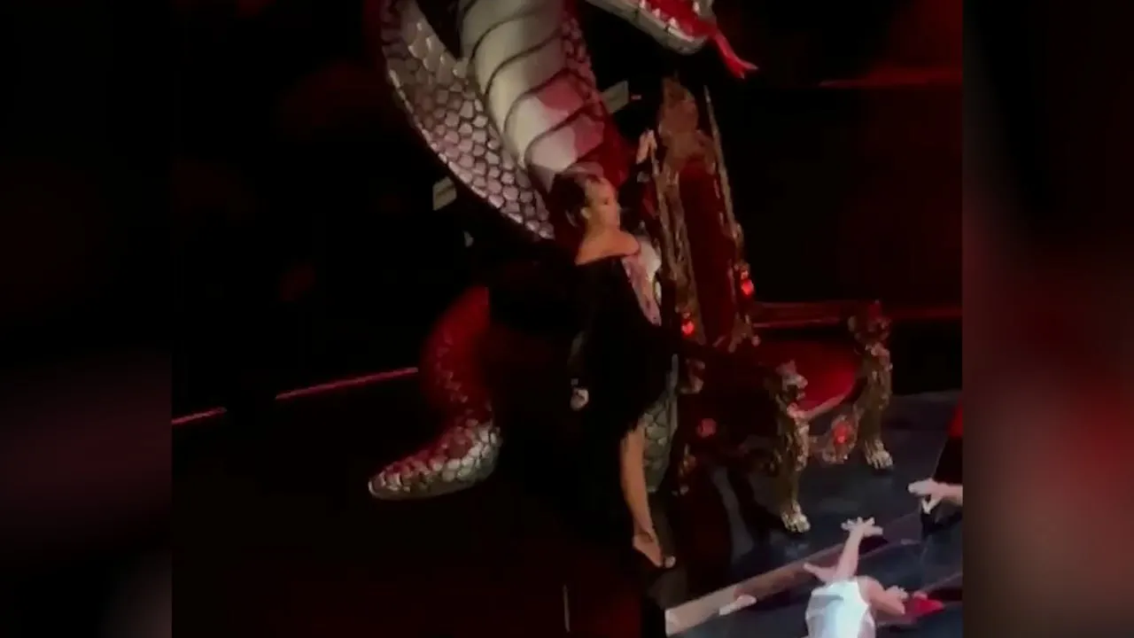 Загитова упала со сцены во время номера Люси Чеботиной на Премии Муз-ТВ