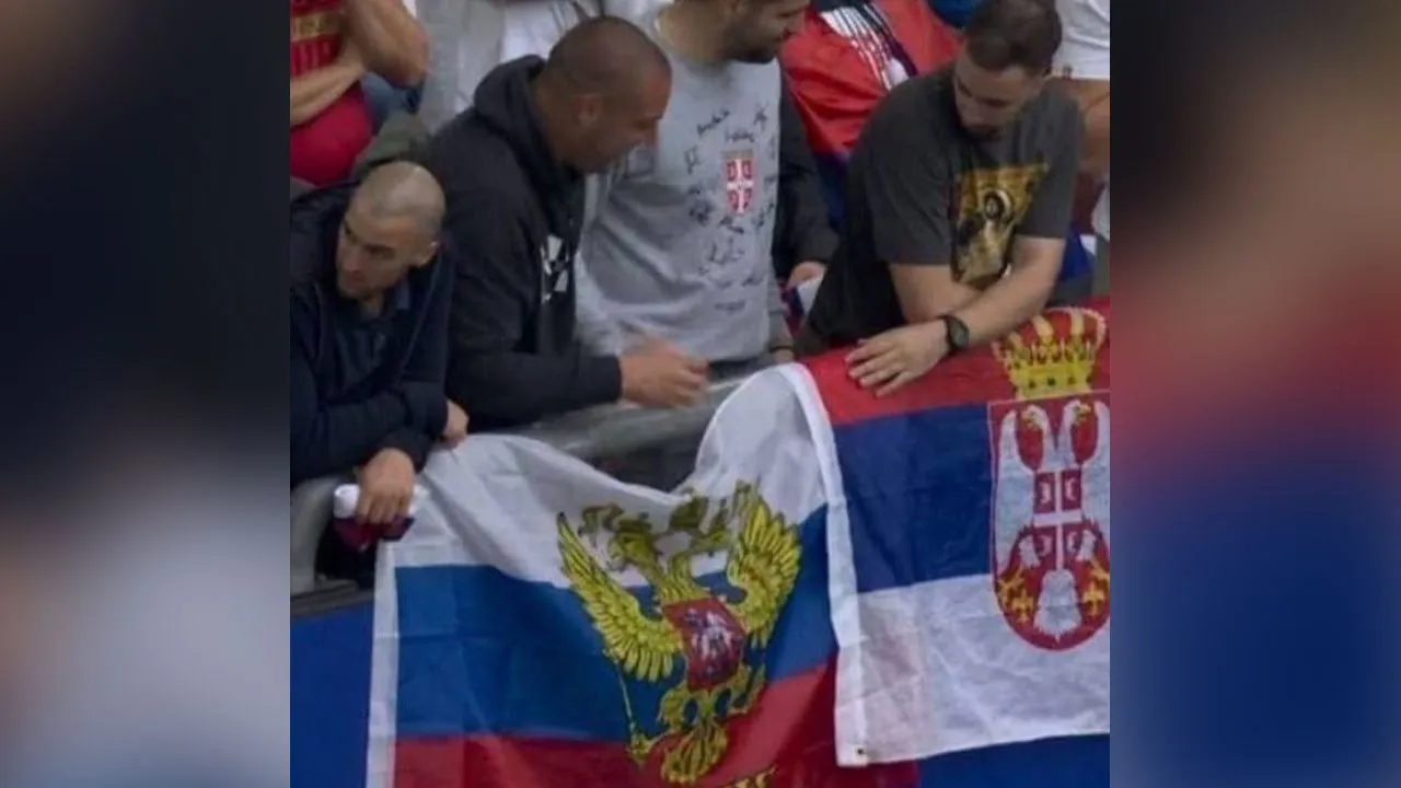 Фанаты вывесили несколько российских триколоров на матче сборных Англии и Сербии