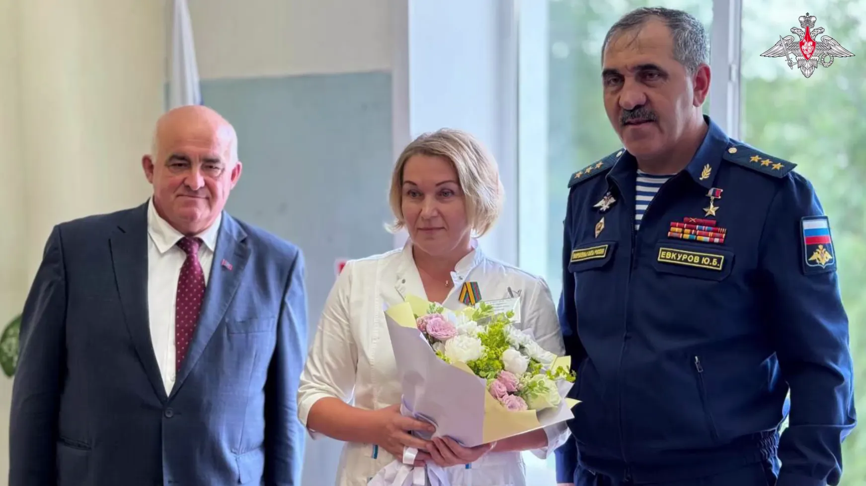 Замминистра обороны РФ Евкуров наградил врачей военного госпиталя в Костроме