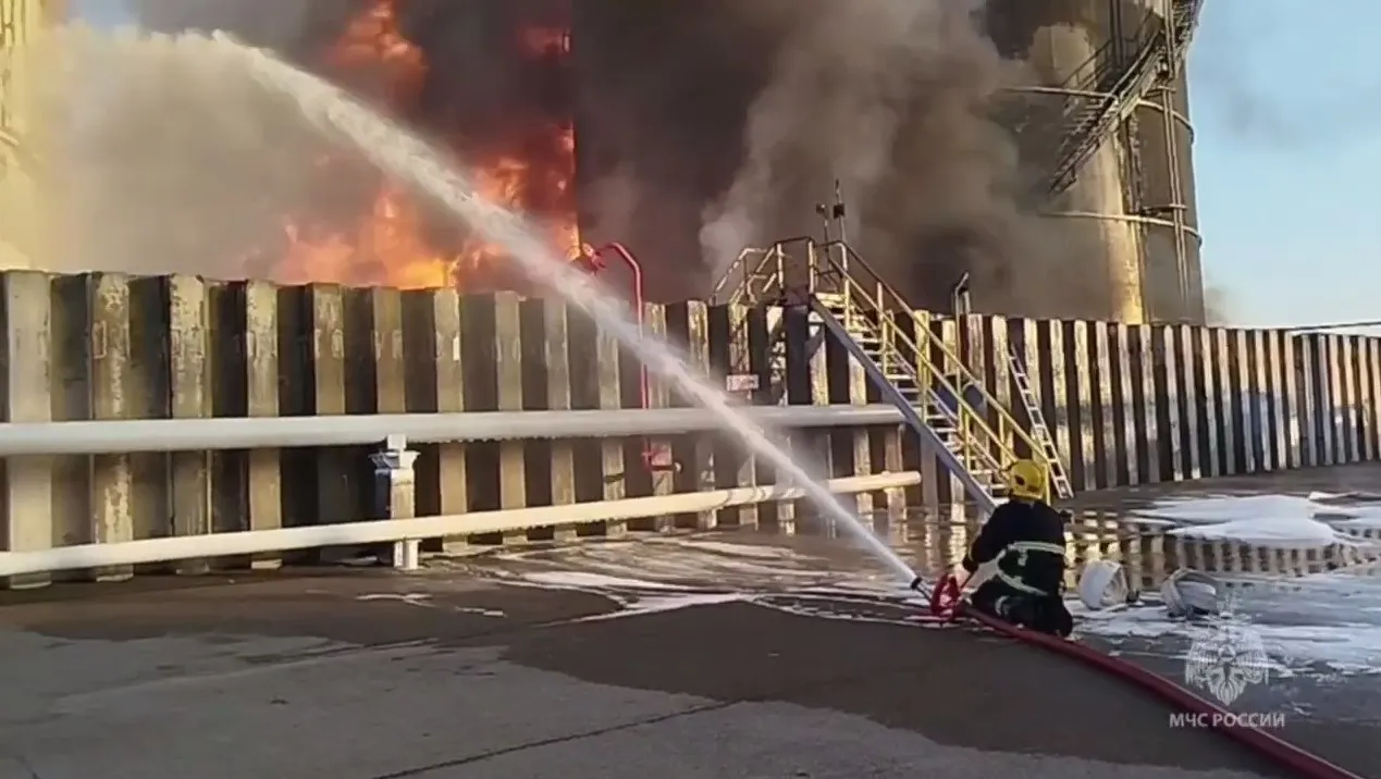 Пожарные тушат резервуар с нефтепродуктами в Азове, загоревшийся после атаки дрона