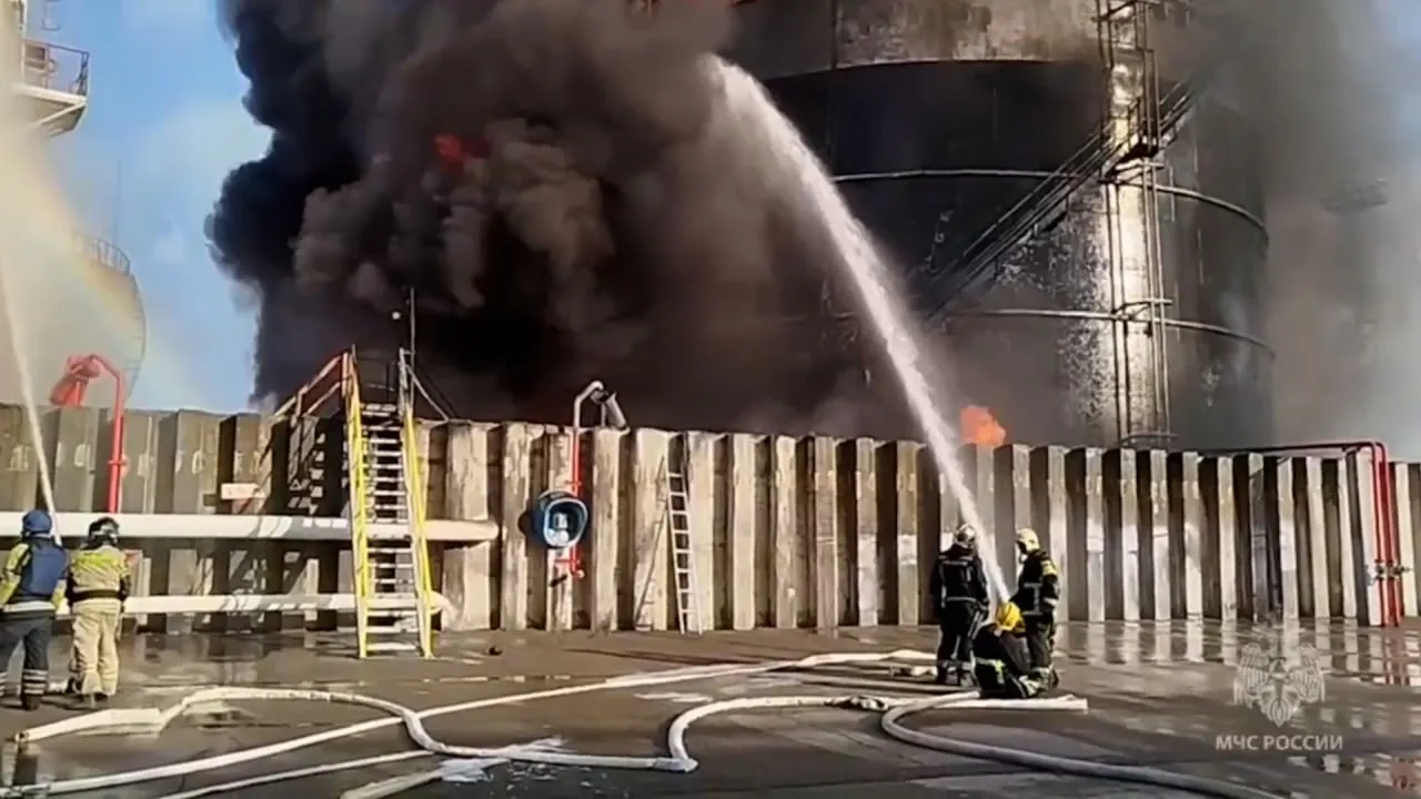 Голубев раскрыл детали пожара в Азове, где после атаки дрона загорелся резервуар с нефтепродуктами