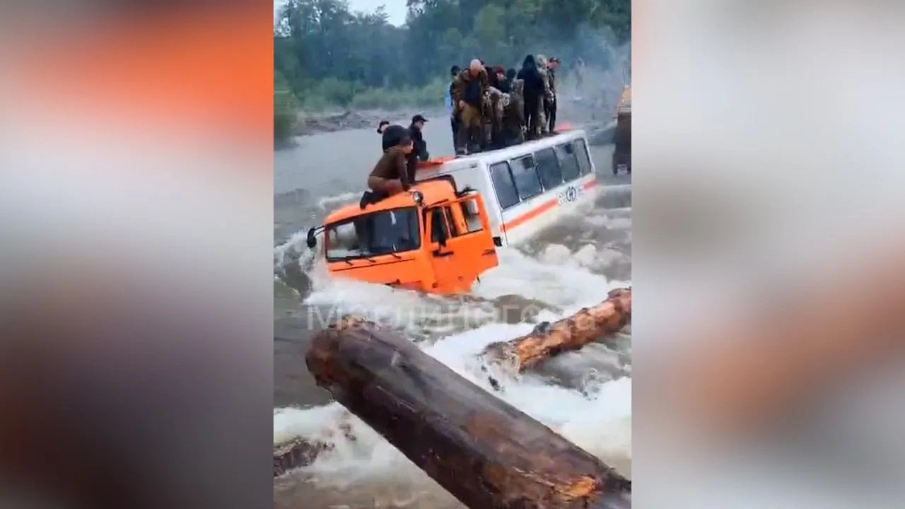 В Приморье вахтовый автомобиль с людьми застрял посреди реки