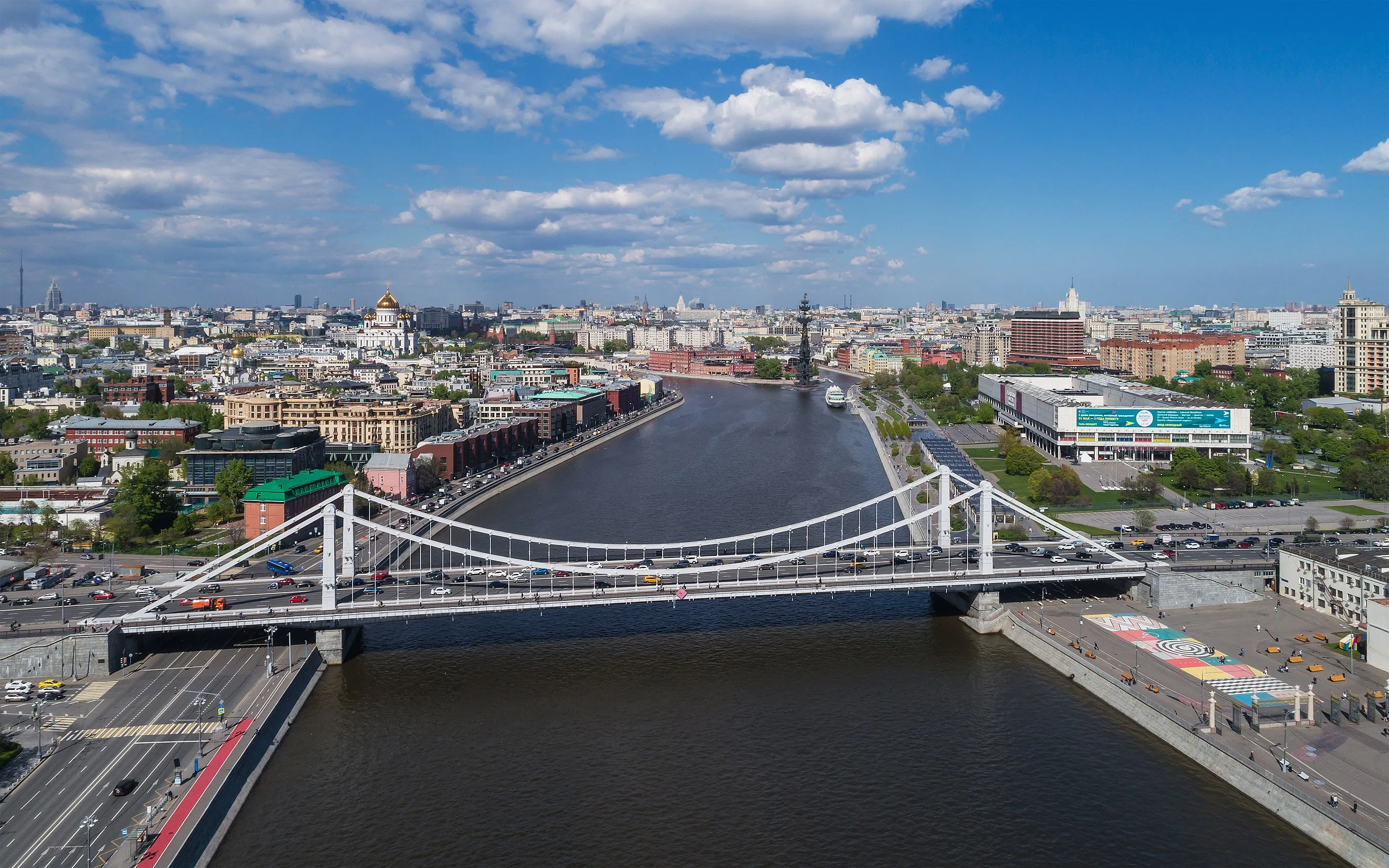 Голый мужчина устроил заплыв по Москве-реке недалеко от Крымского моста