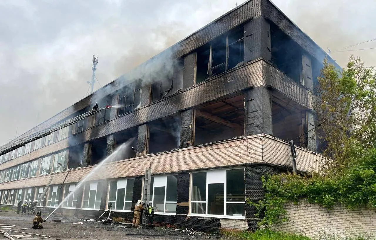 В Ленобласти загорелось производственное здание на площади 1,5 тысячи квадратов