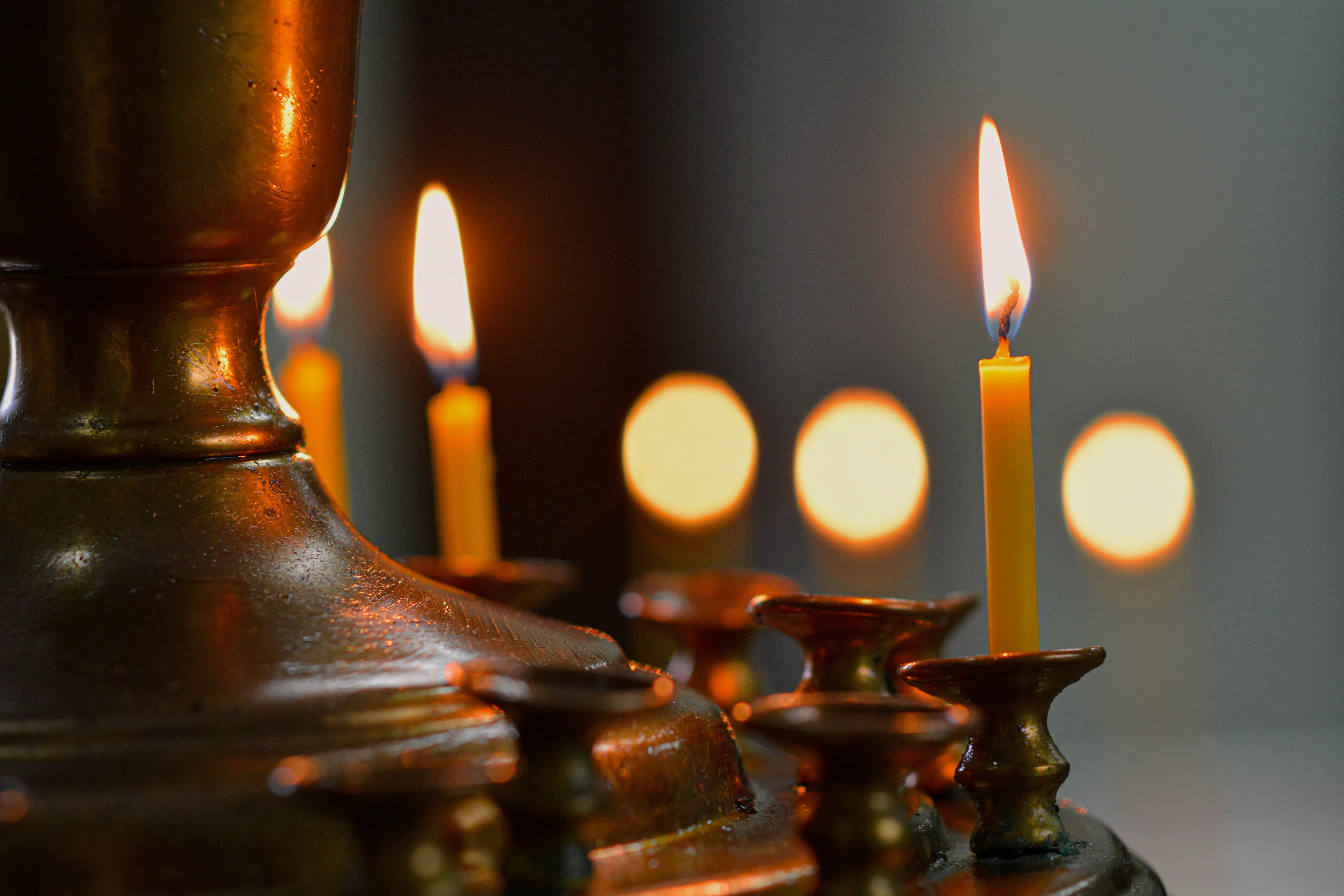 Приезжий неадекват затушил свечи в московском храме и стал фигурантом уголовного дела