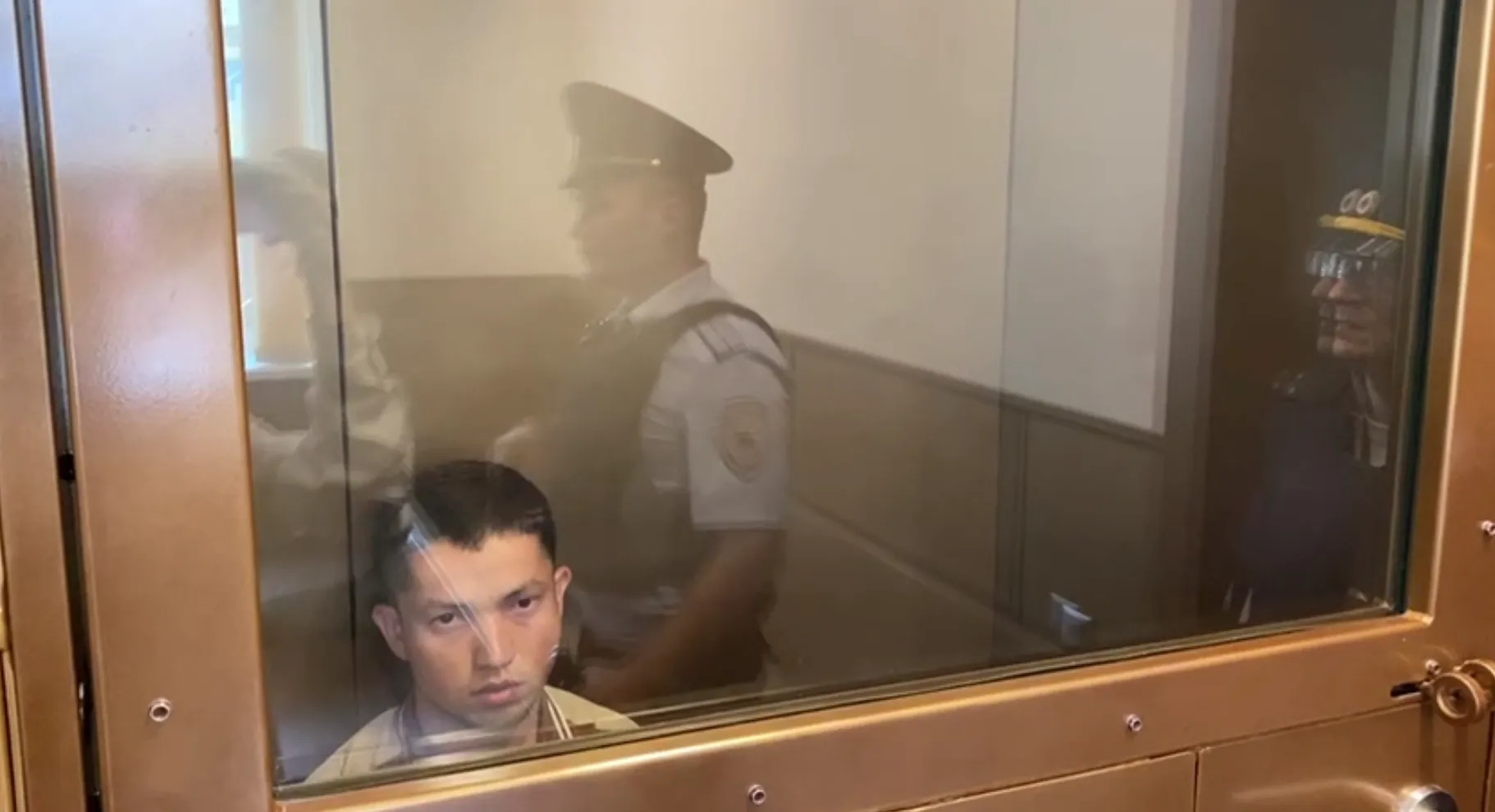 Суд в Москве арестовал приезжего, который затушил свечи в храме