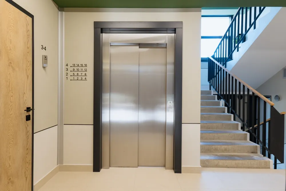 Не подпрыгивать: Инженер раскрыл, как выжить в лифте, мчащемся в 
