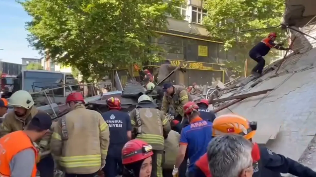 В Стамбуле обрушился четырёхэтажный дом, под завалами остались люди