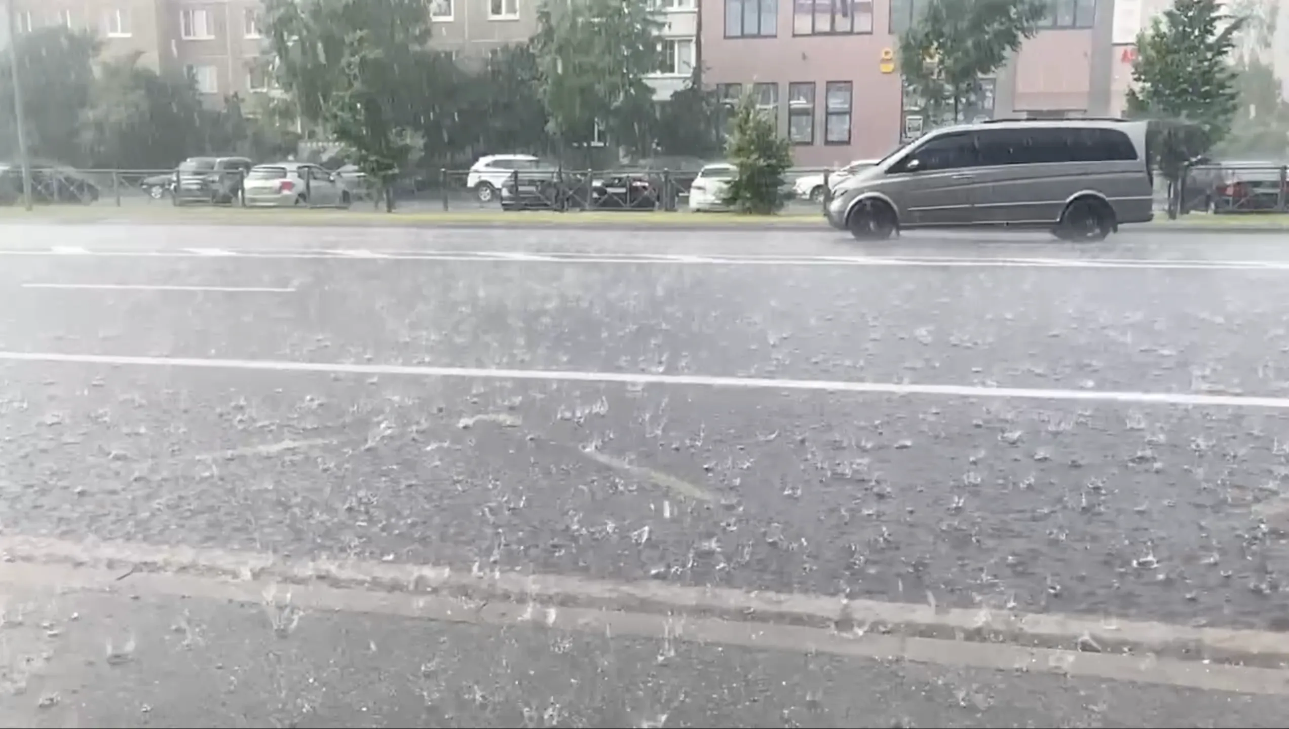 Дороги и автомобили скрылись под водой из-за ливня, обрушившегося на Калининград