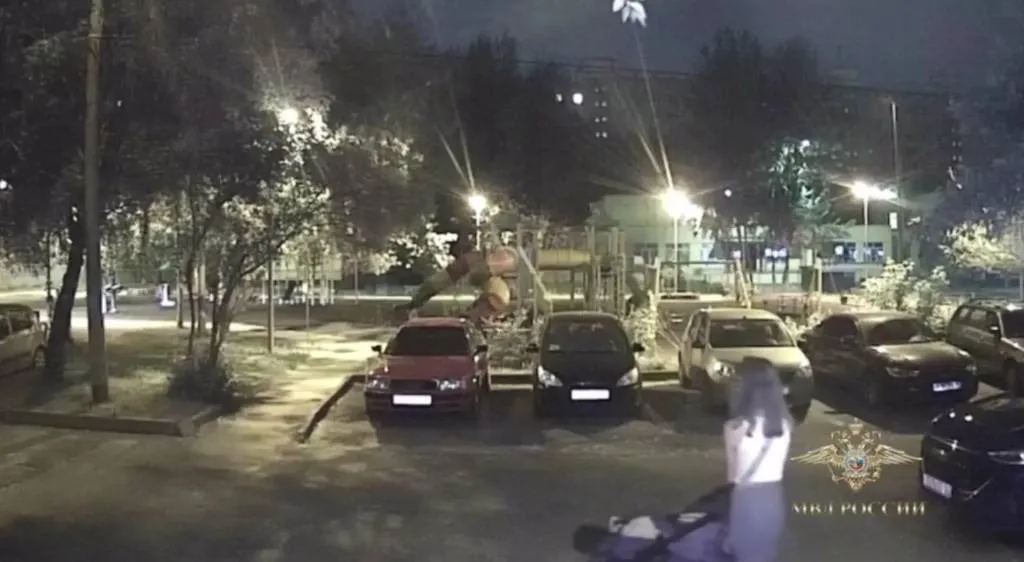 В Москве пьяная мать ночью бросила ребёнка на улице в коляске и уехала на тусовку