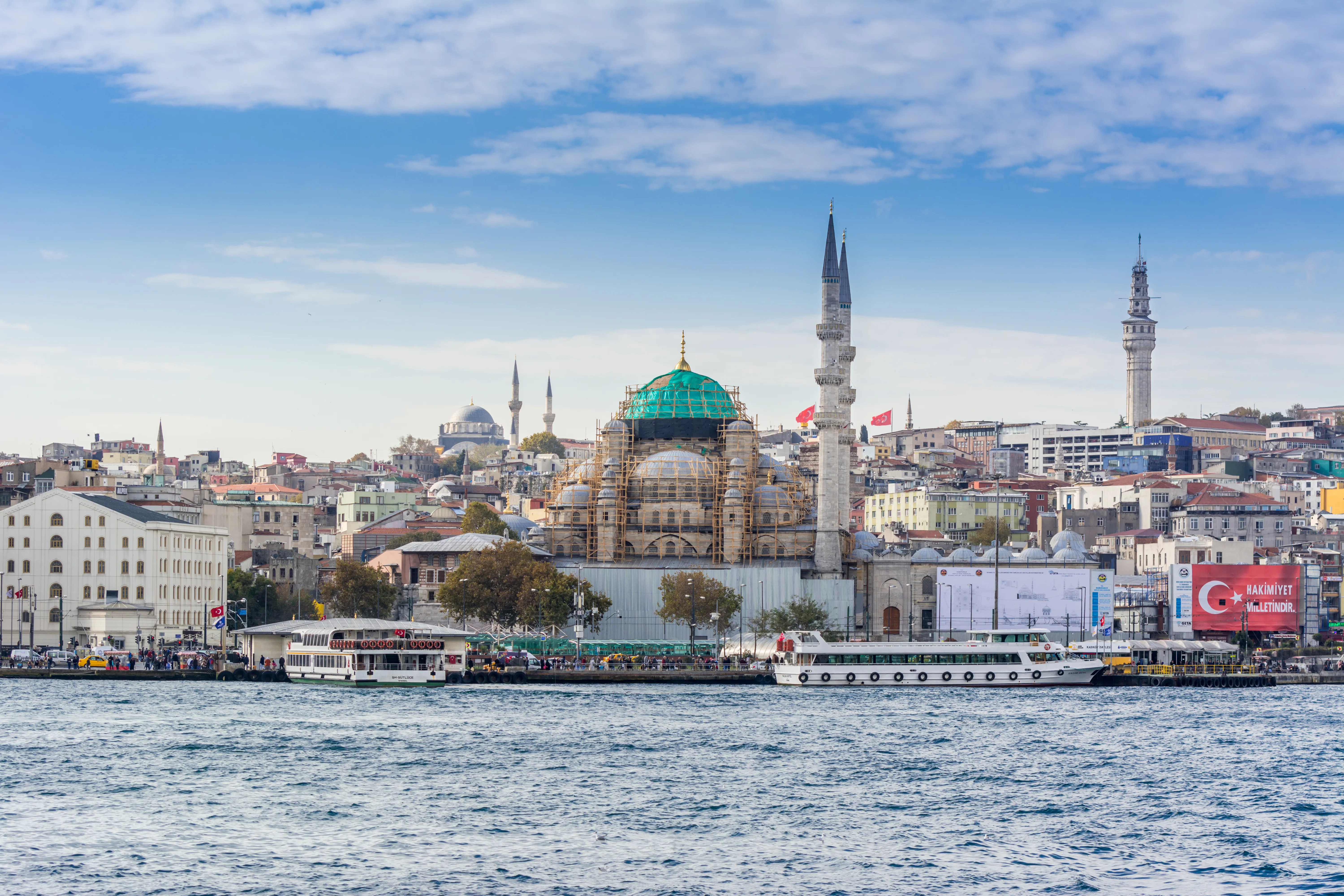В Стамбуле катер с 10 пассажирами столкнулся с причалом и затонул