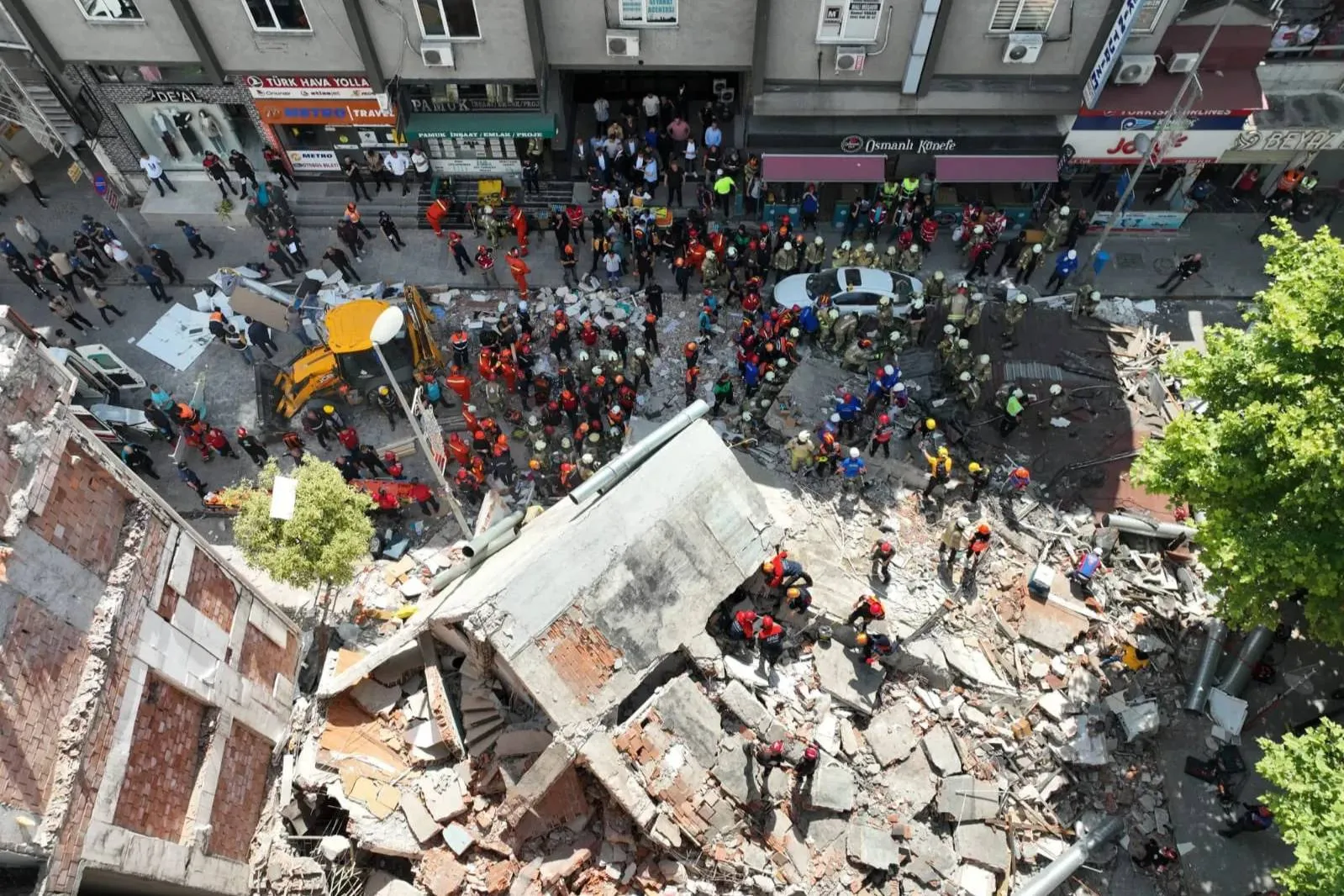 Стало известно о первом погибшем при обрушении трёхэтажного дома в Стамбуле